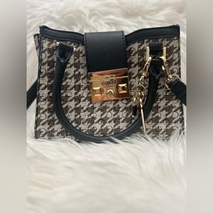 Médium bag, brand Guess.